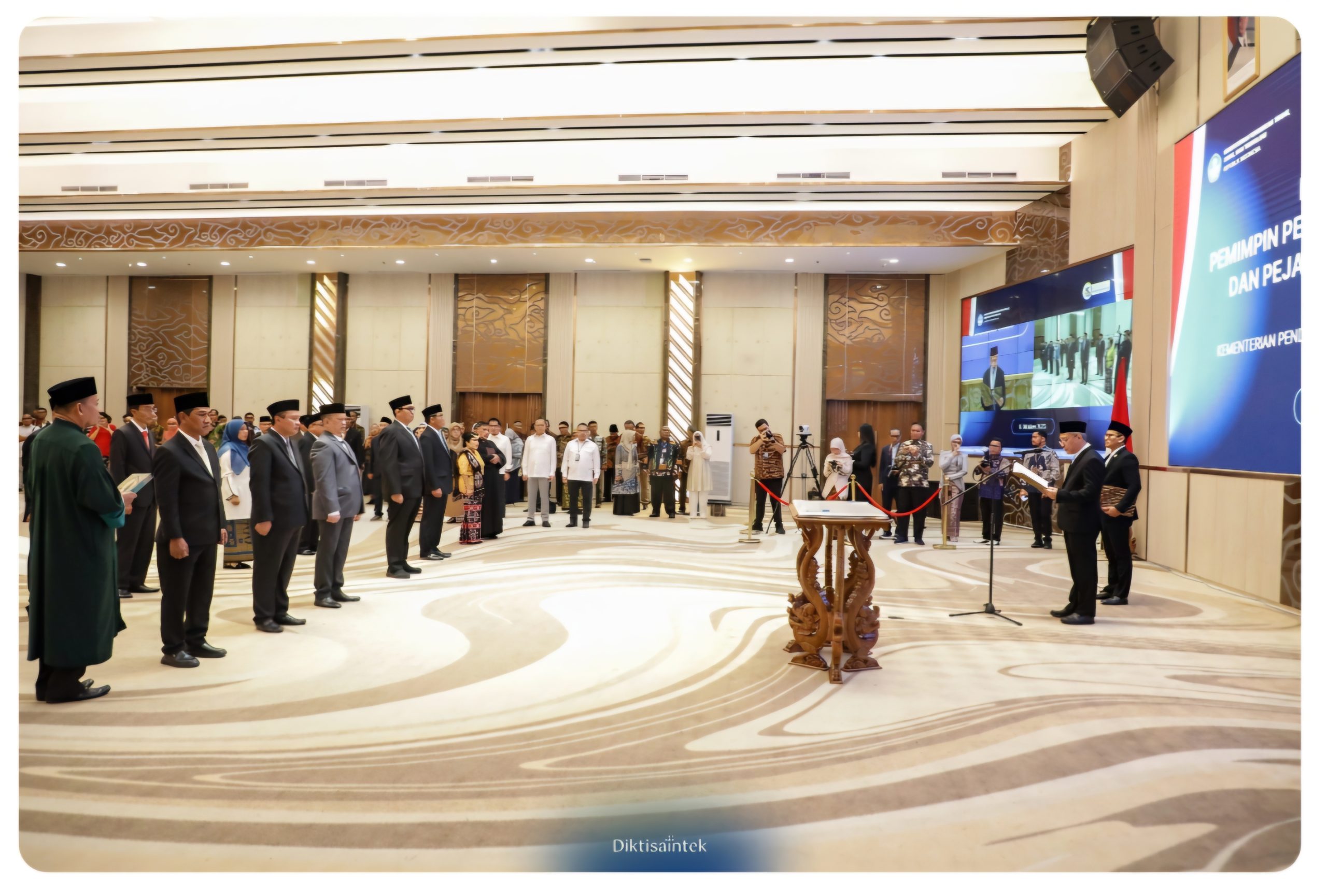 Kemdiktisaintek Lantik 11 Pemimpin Perguruan Tinggi dan Pejabat Administrator