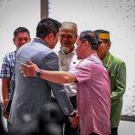 Pemberian surat rehabilitasi kepada dua guru asal Kabupaten Luwu Utara, Sulawesi Selatan, yaitu Drs. Abdul Muis dan Drs. Rasnal, M.Pd, pada Kamis, 13 November 2025. Foto: BPMI Setpres