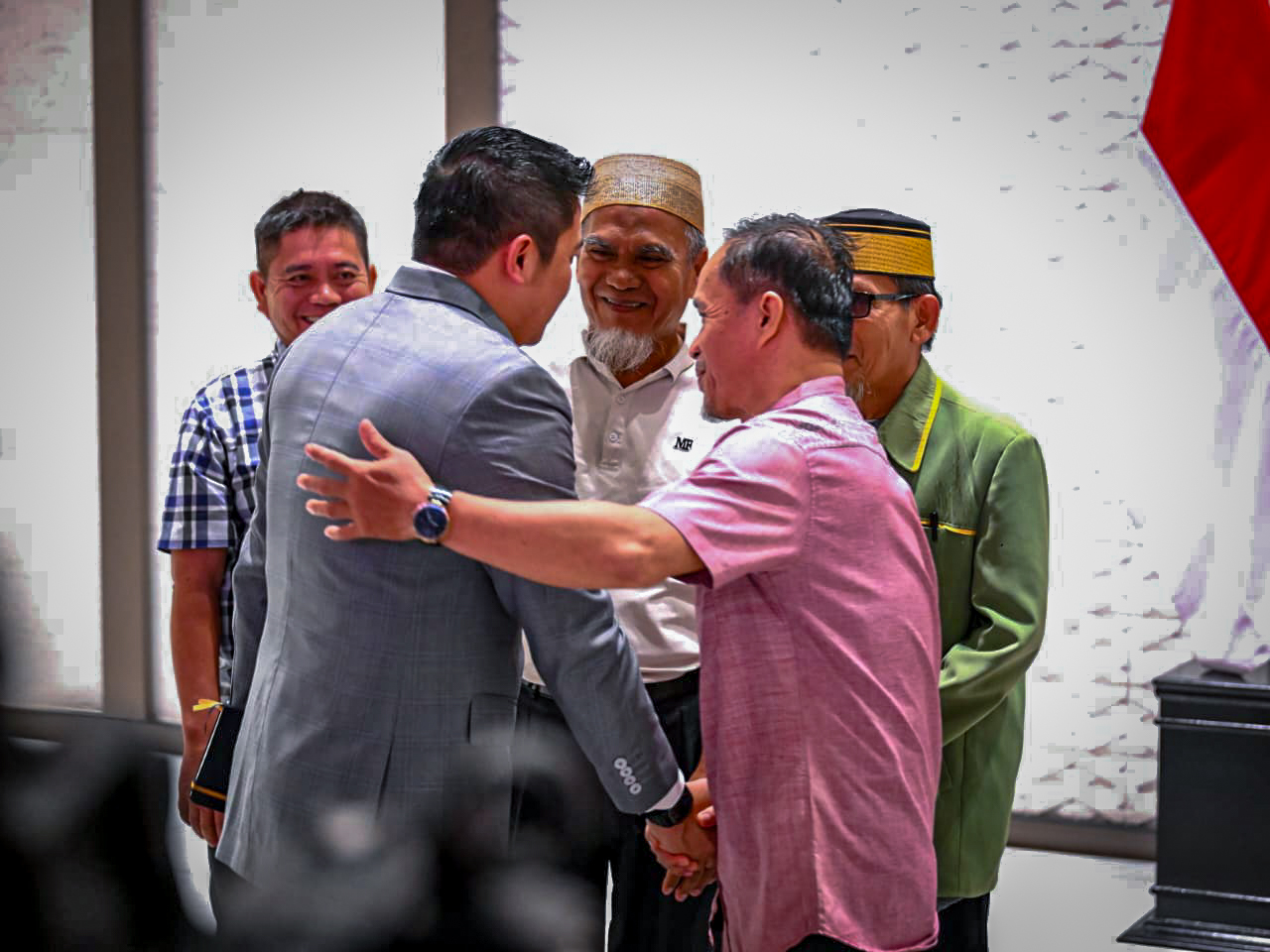 Pemberian surat rehabilitasi kepada dua guru asal Kabupaten Luwu Utara, Sulawesi Selatan, yaitu Drs. Abdul Muis dan Drs. Rasnal, M.Pd, pada Kamis, 13 November 2025. Foto: BPMI Setpres