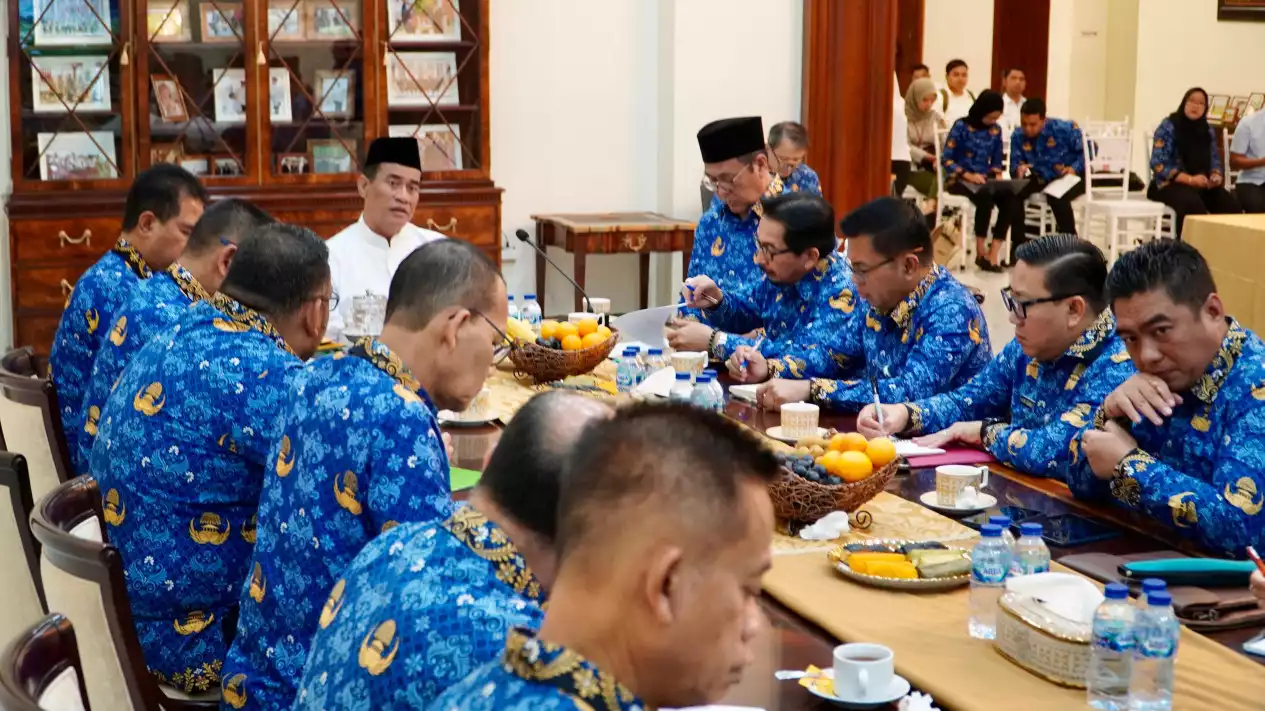 Mentan Pimpin Rapat Penyaluran Bantuan Pangan untuk Bencana Aceh, Sumut, dan Sumbar