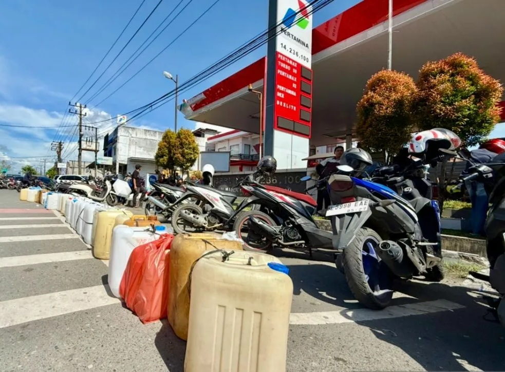 BBM langka di Aceh Barat: Warga keluhkan kemacetan dan aksi borong BBM