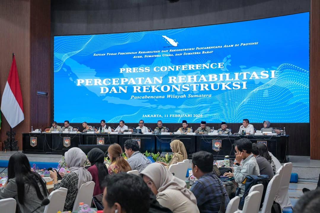 Seskab Teddy: Presiden Prabowo Terus Pantau Pemulihan Bencana Sumatra