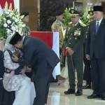 Momen Haru Presiden Prabowo Sampaikan Belasungkawa kepada Keluarga 3 Prajurit TNI yang Gugur di Lebanon