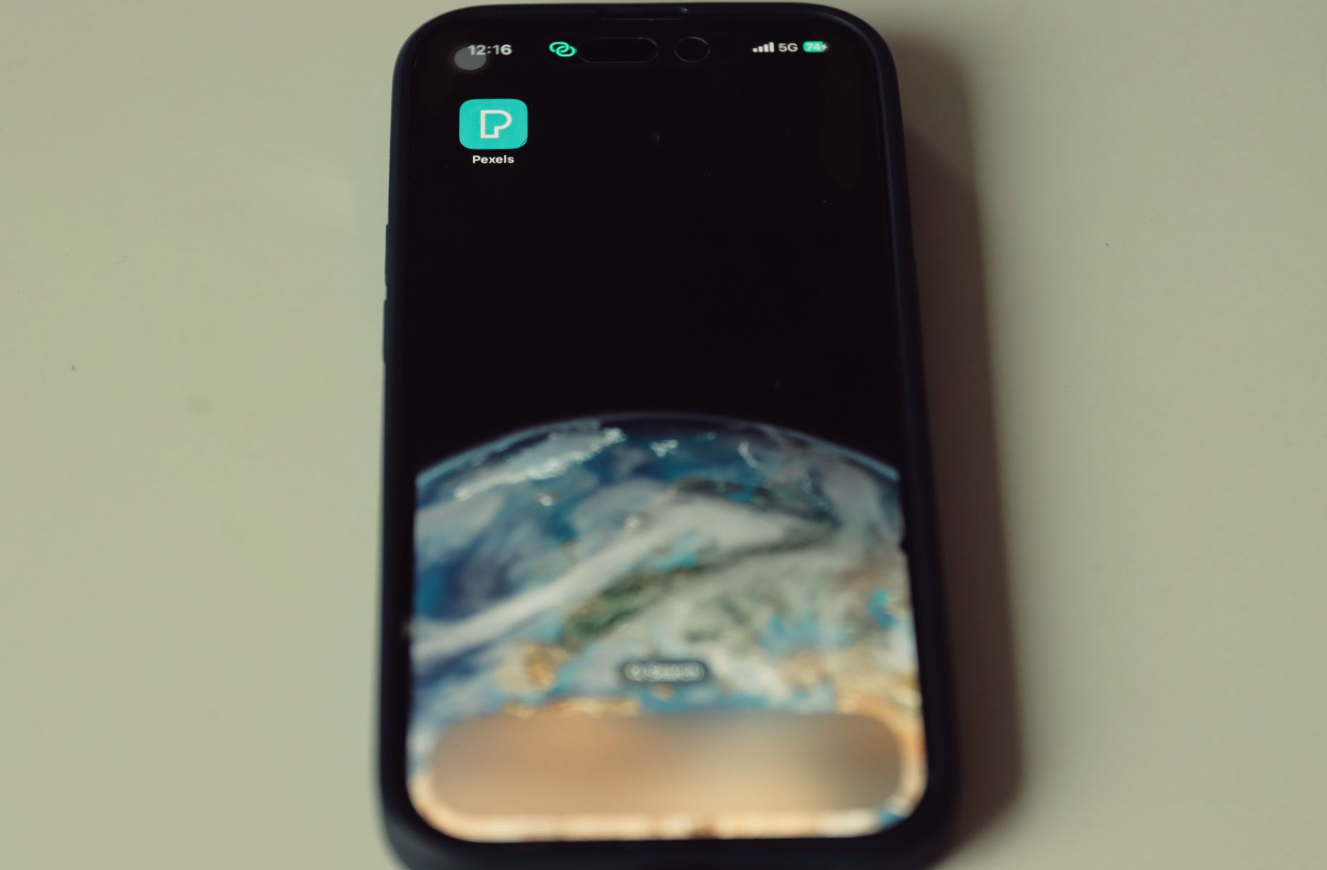 Ilustrasi dampak 5G mempercepat pertumbuhan ekonomi digital lewat koneksi cepat dan inovasi layanan.