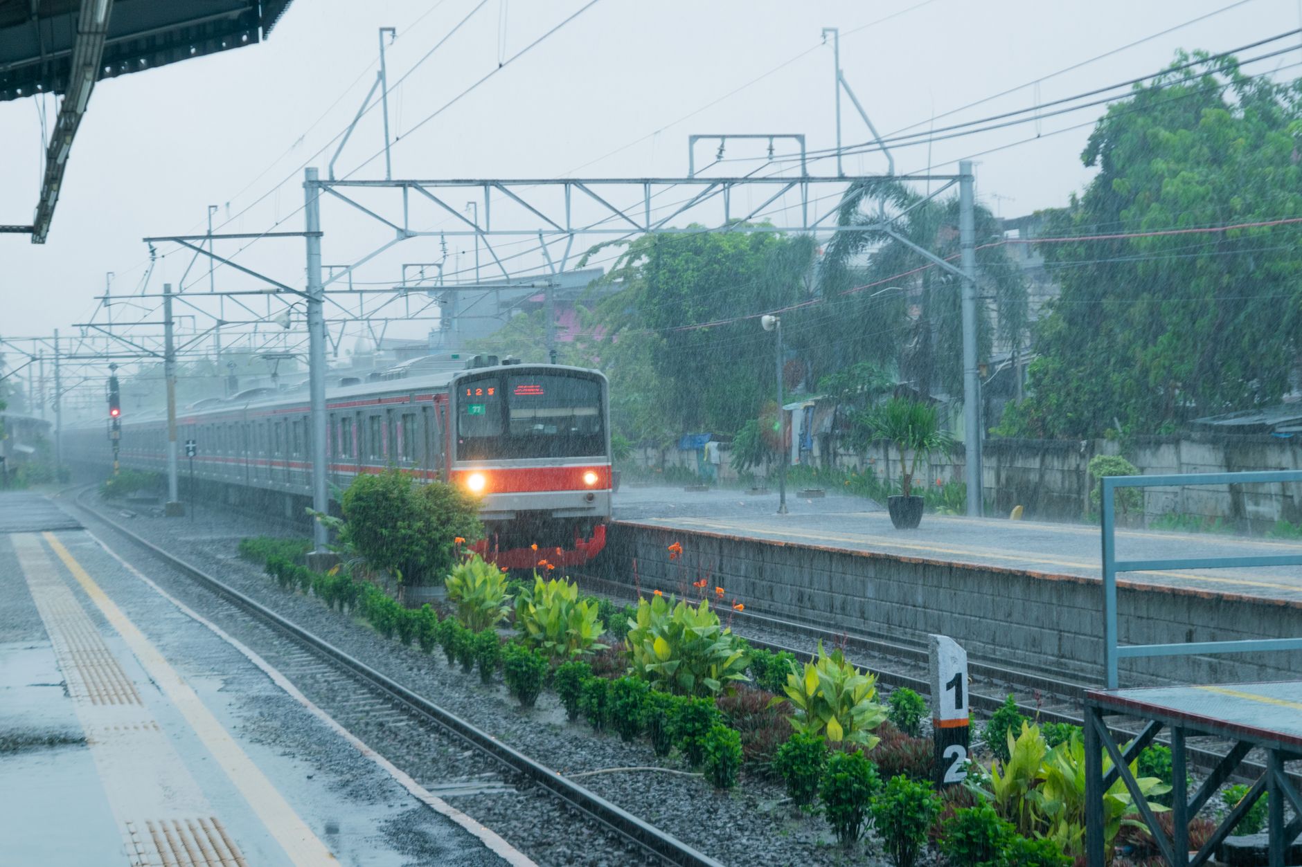 Kebijakan ekonomi pemerintah memengaruhi performa sektor riil melalui regulasi dan insentif.