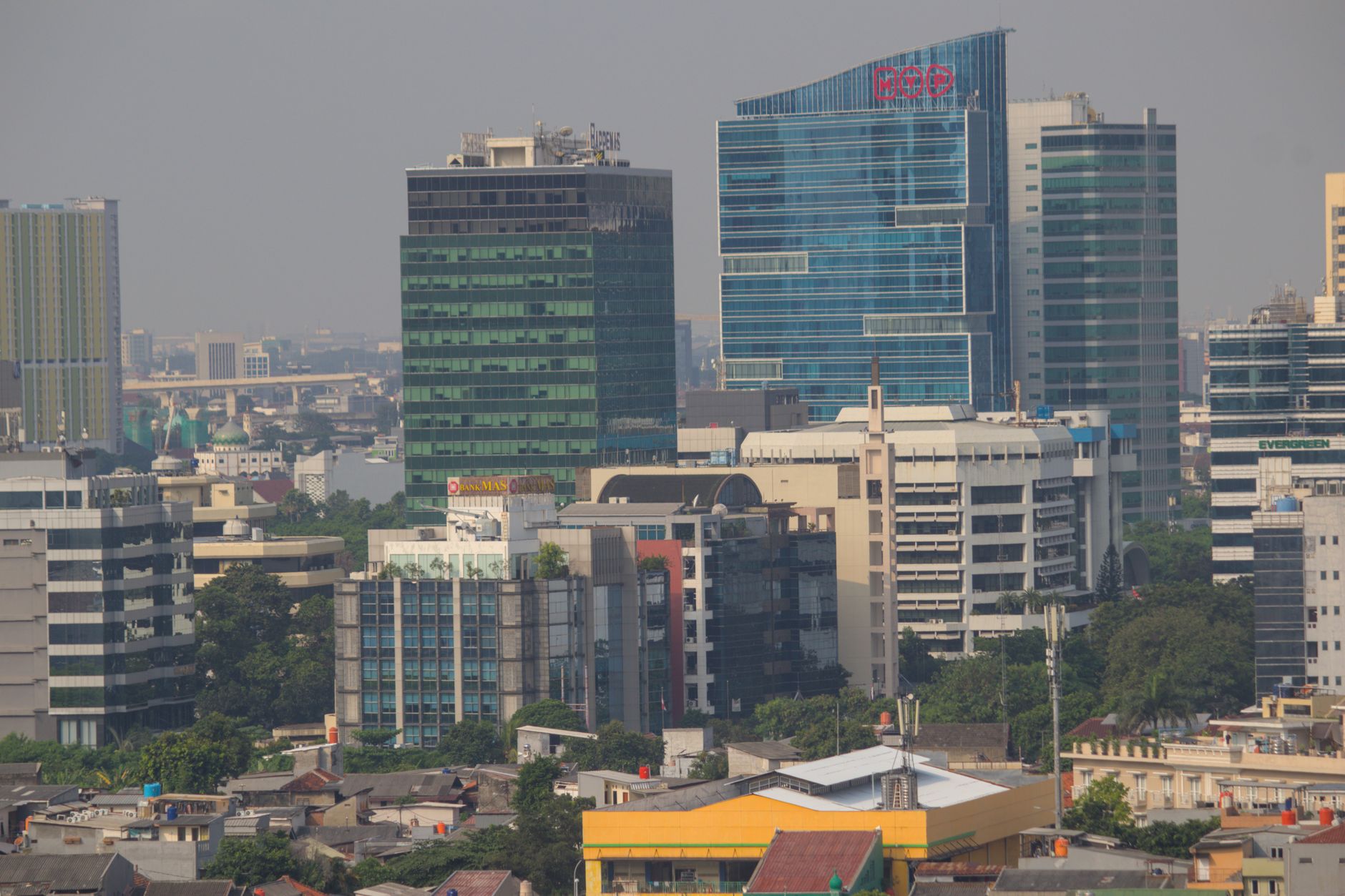 Grafik tren harga properti di kawasan penyangga Jakarta tahun 2023-2024 menunjukkan kenaikan stabil