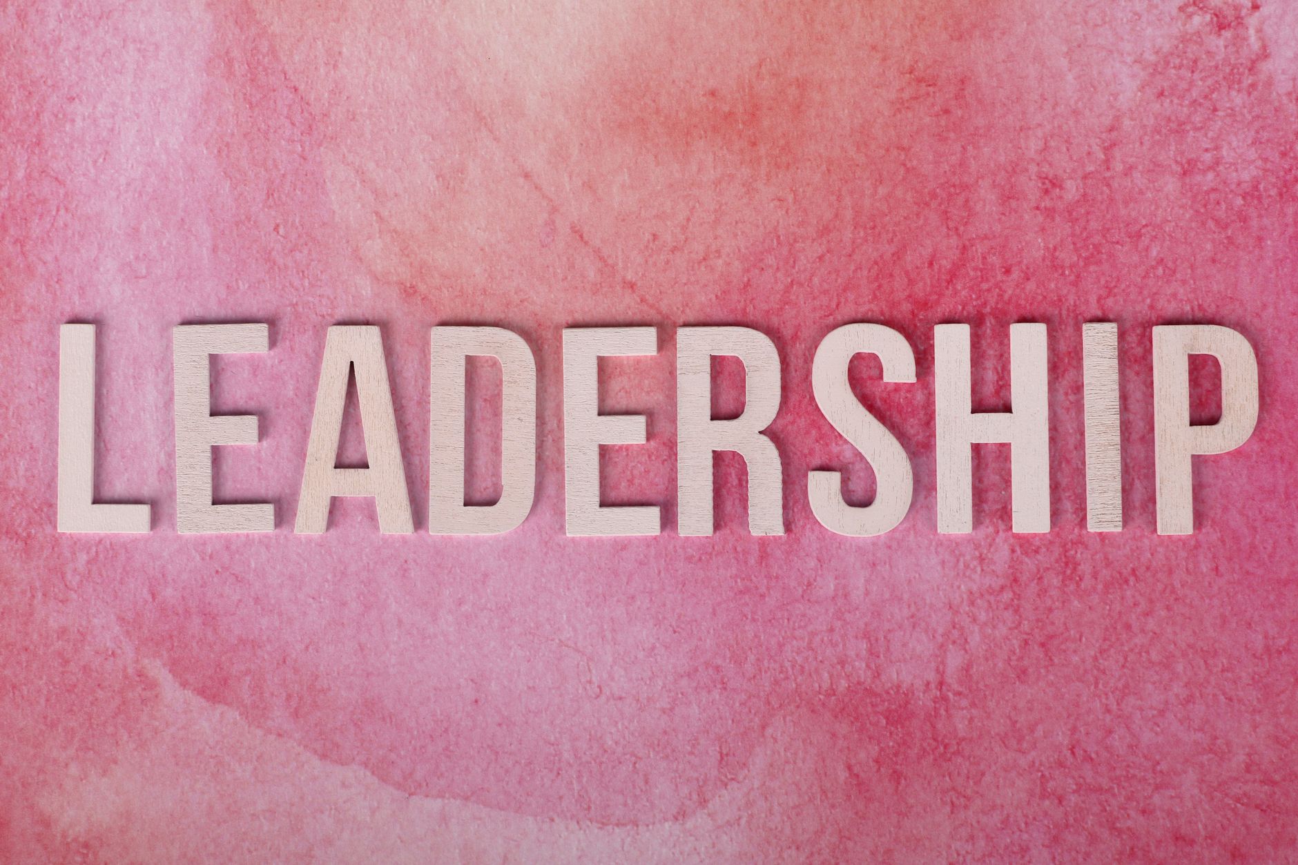 Cara Membangun Leadership Style yang Efektif di Era Hybrid Studi Kasus
