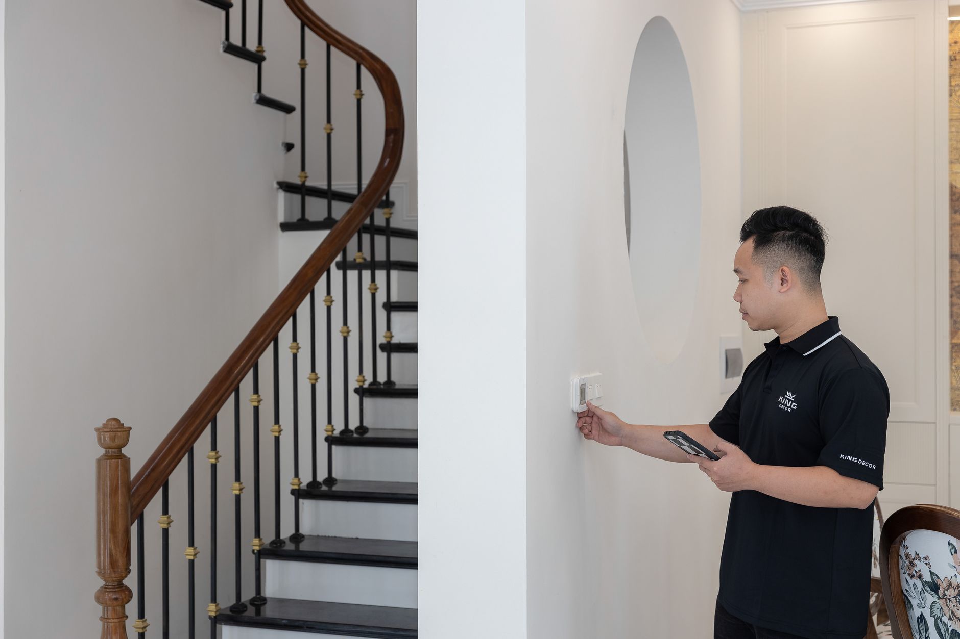 Ilustrasi tren sistem smart home terkini yang menghubungkan perangkat otomatis di perumahan modern