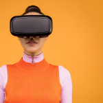Ilustrasi masa depan metaverse dengan peluang bisnis monetisasi melalui avatar, NFT, dan pengalaman virtual