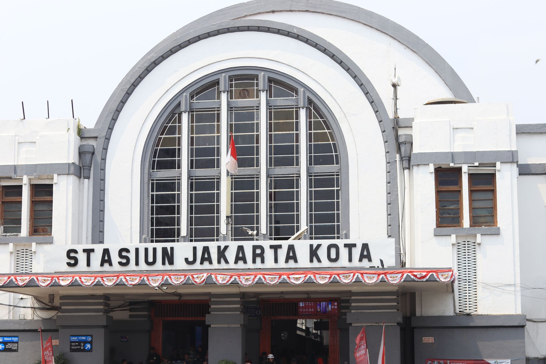 Ilustrasi perkembangan transportasi publik modern di kota‑kota besar dengan bus listrik, LRT, dan aplikasi berbagi ride.