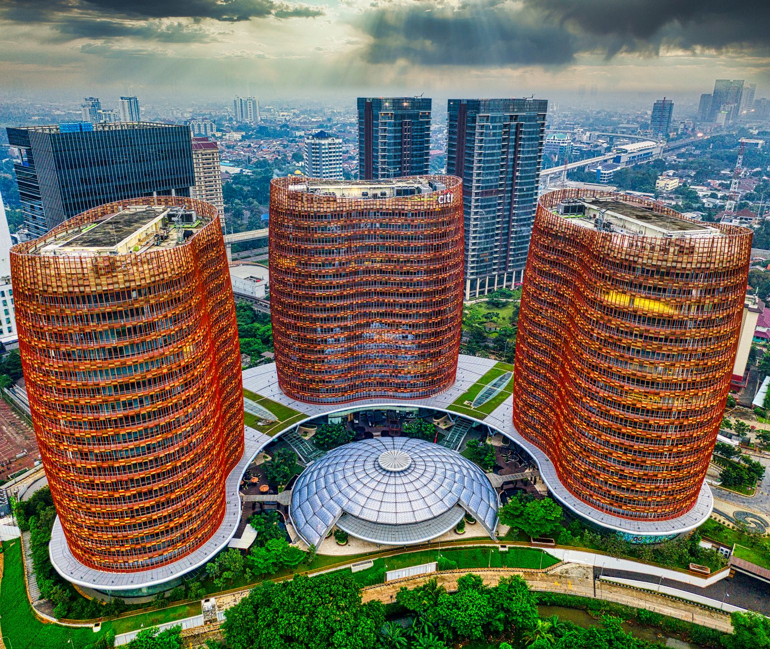 Ilustrasi tren green building dengan gedung bersertifikat ramah lingkungan dan elemen energi terbarukan