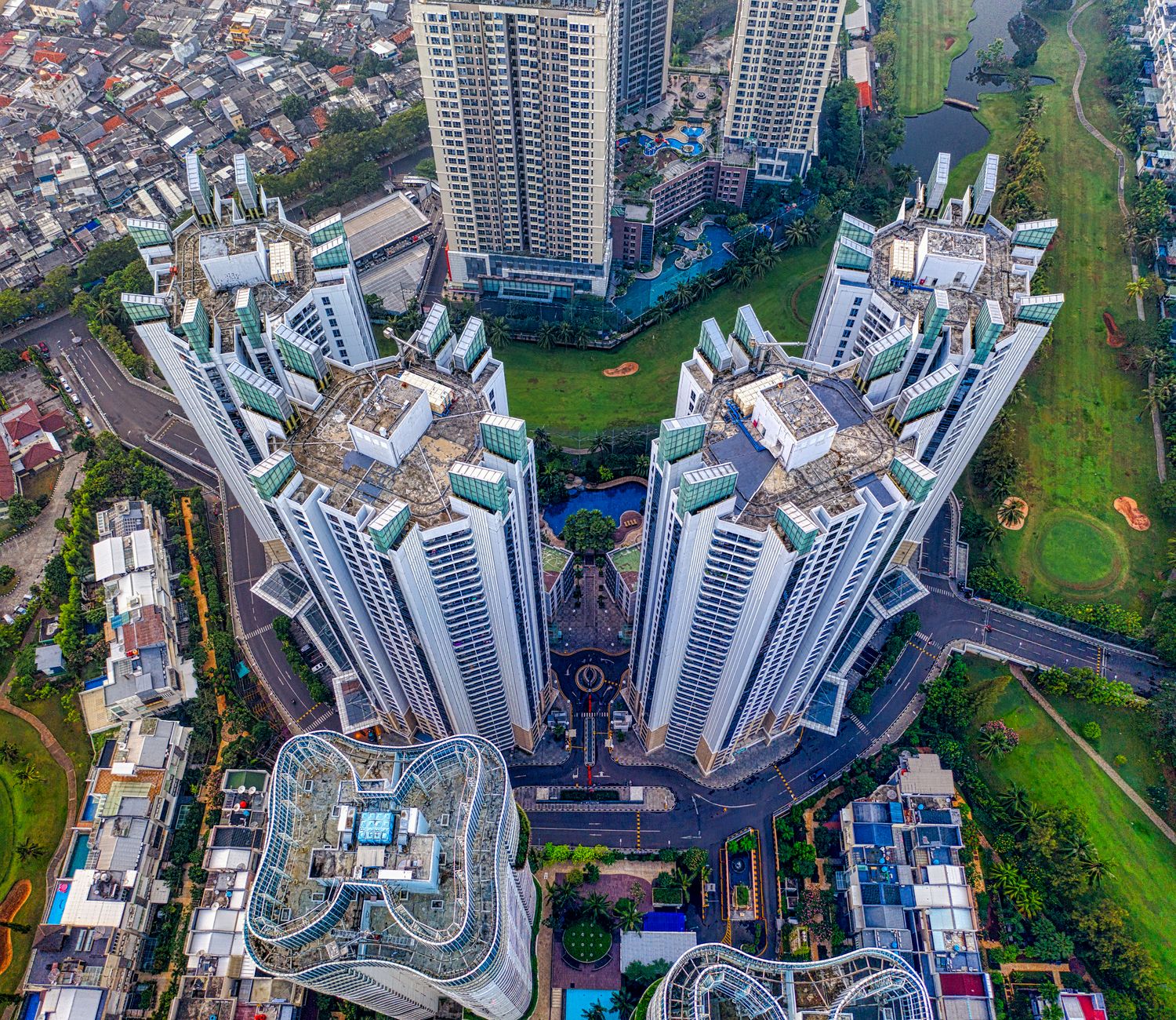 Ilustrasi inovasi PropTech yang merevolusi cara transaksi dan manajemen properti di era digital