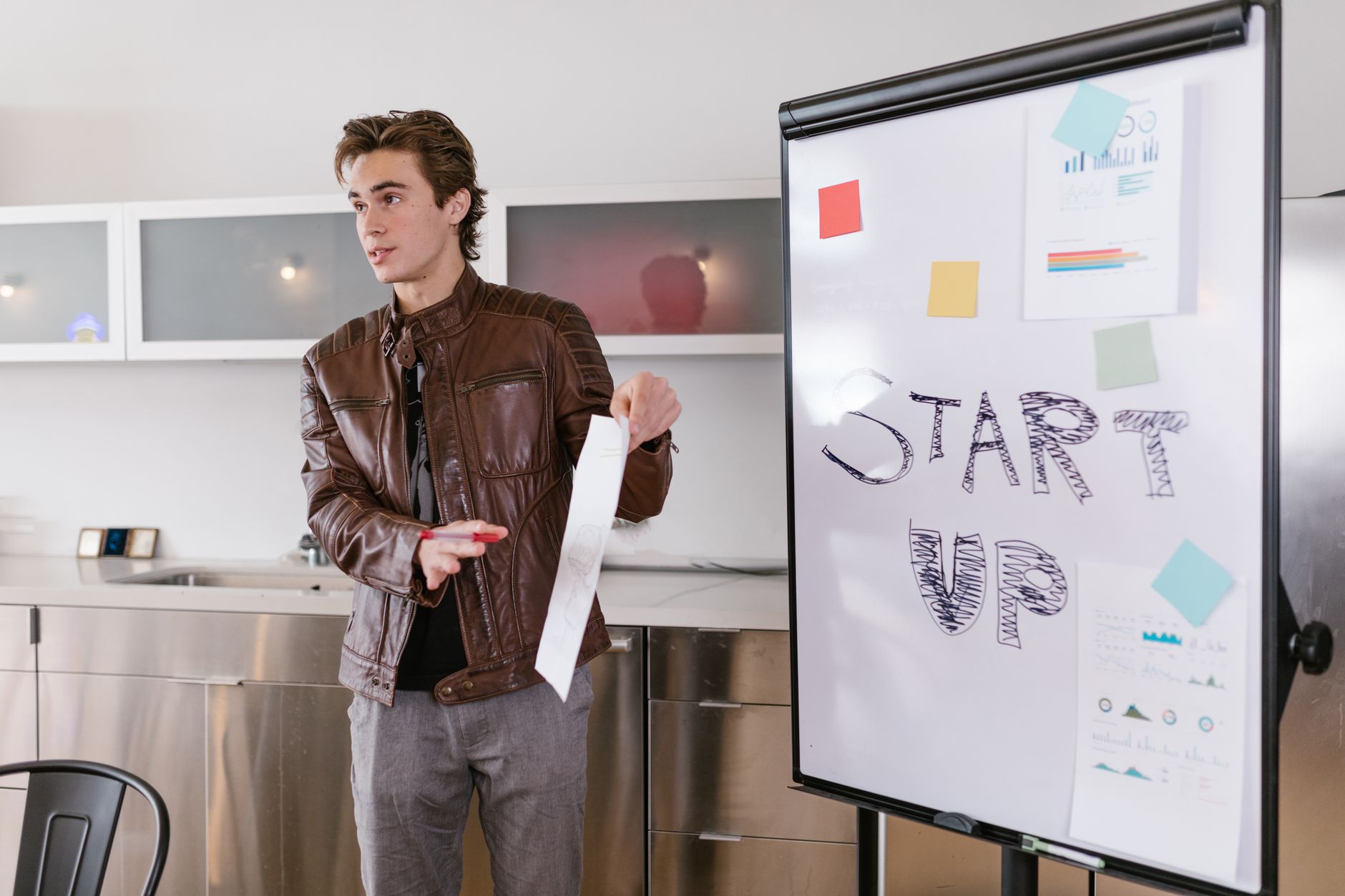 Ilustrasi langkah strategis membangun startup menarik perhatian investor global