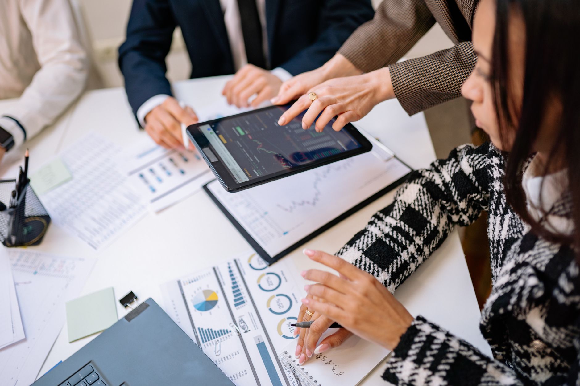 Strategi transformasi digital untuk perusahaan konvensional: roadmap inovasi, teknologi, dan budaya kerja