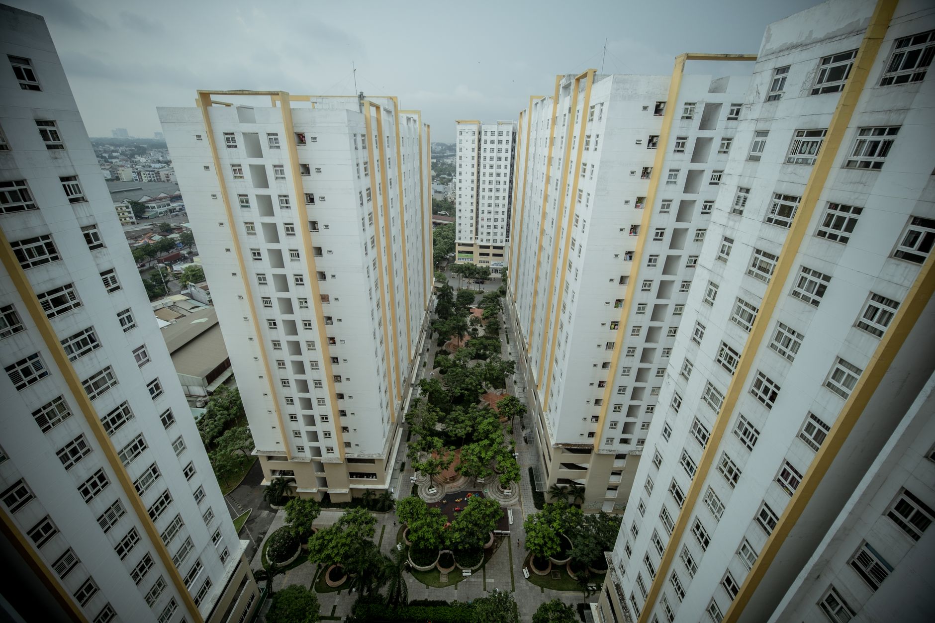Pemandangan skyline kota besar dengan gedung apartemen modern, menyoroti peluang investasi di pusat kota