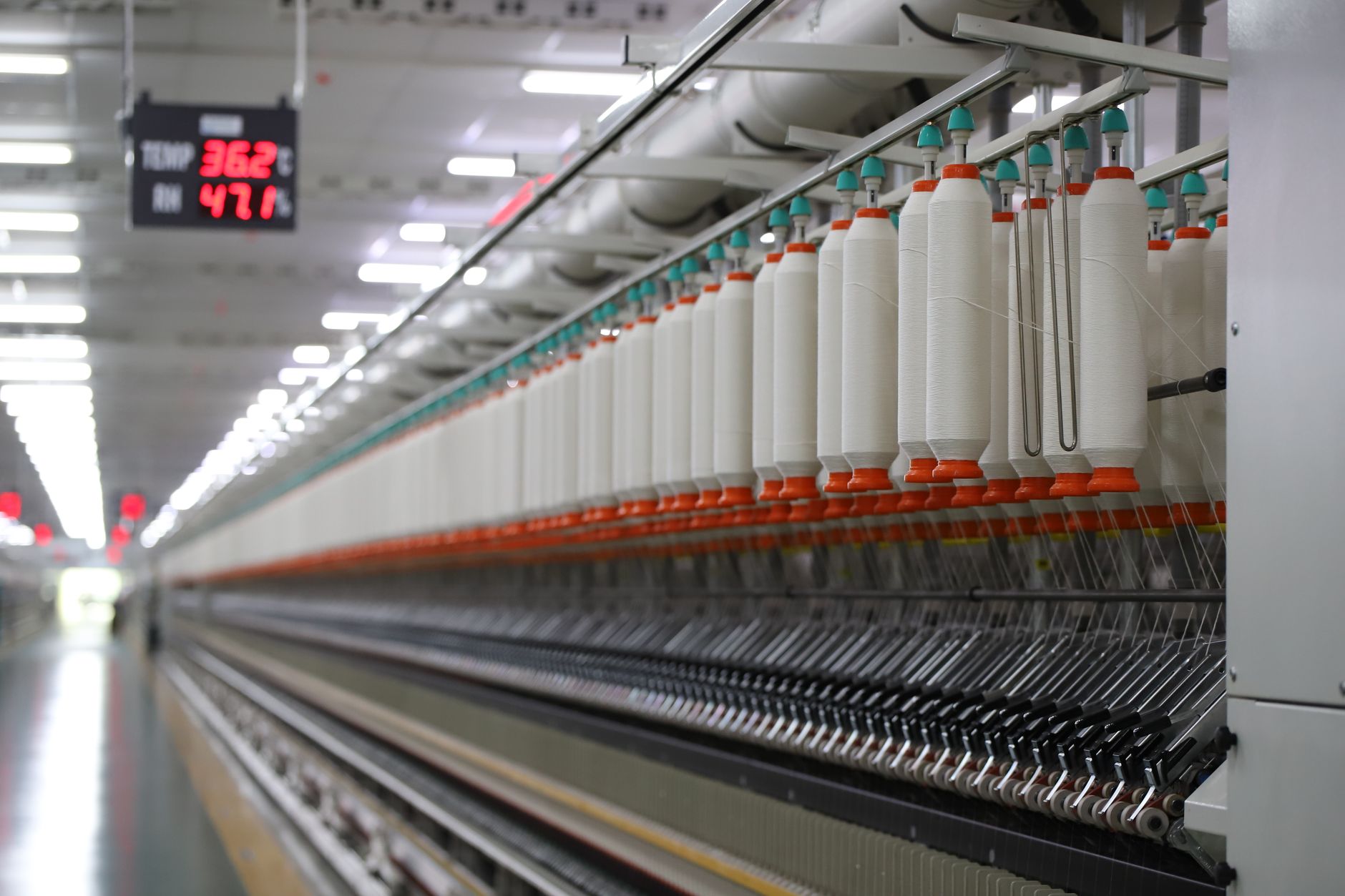 Grafik menunjukkan bagaimana kebijakan impor memengaruhi produksi, harga, dan lapangan kerja industri tekstil Indonesia.