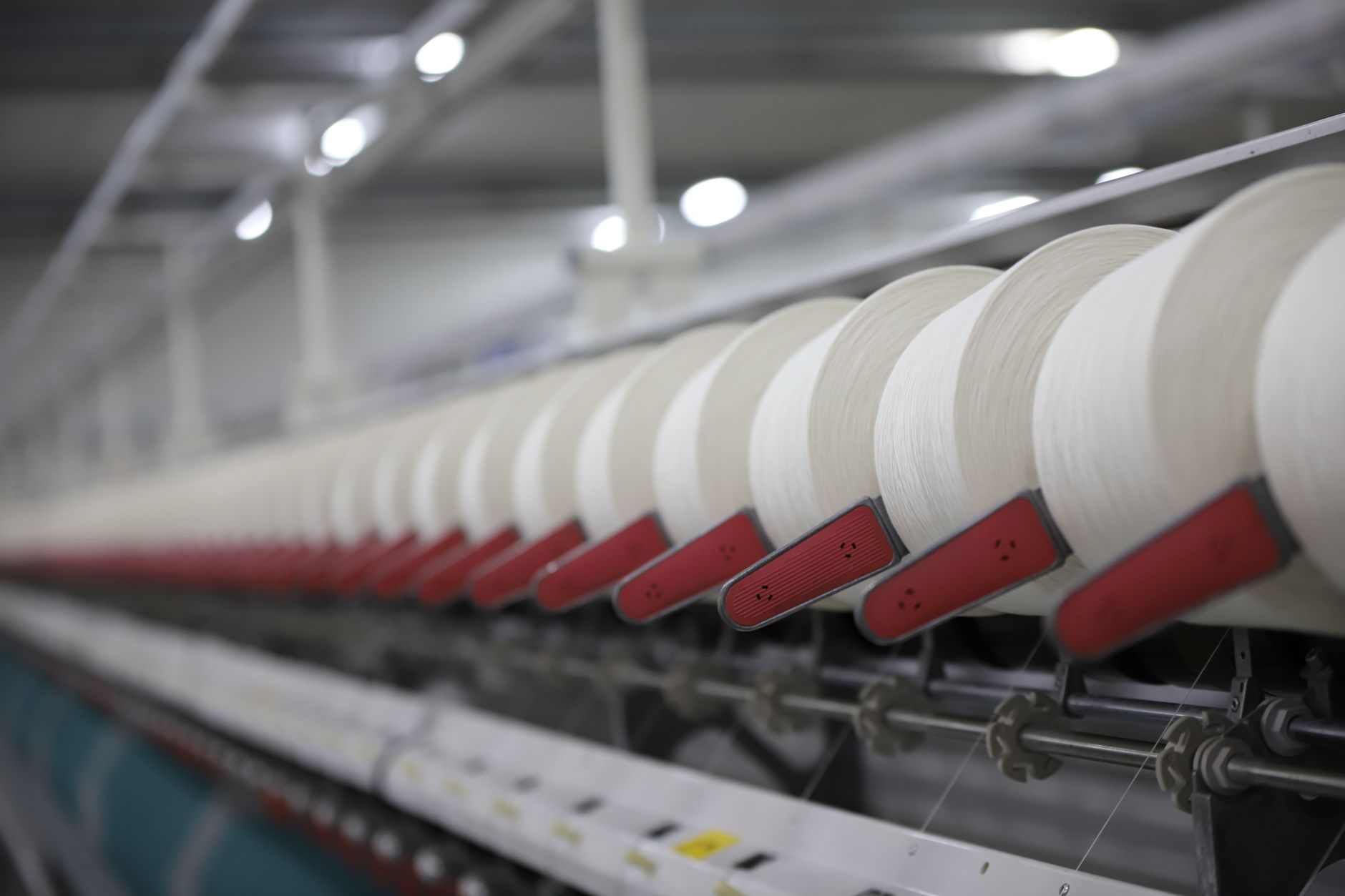 Grafik menunjukkan bagaimana kebijakan impor memengaruhi produksi, harga, dan lapangan kerja di industri tekstil Indo...