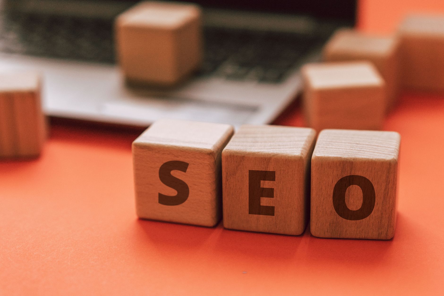 Ilustrasi langkah praktis mengoptimalkan SEO pada website berita untuk peringkat lebih tinggi